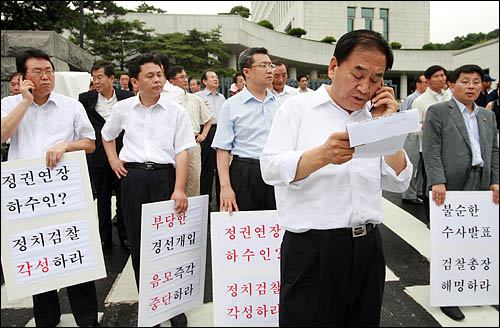 이명박 캠프의 '좌장' 이재오 한나라당 최고위원이 지난 13일 저녁부터 대검찰청 앞에서 '이명박 의혹' 수사에 항의하는 밤샘 농성을 한 뒤 누군가와 전화통화를 하고 있다. 이명박 후보의 승리로 경선이 끝나자 이재오 최고위원은 과감한 당 개혁의 필요성을 역설하고 나섰다. 